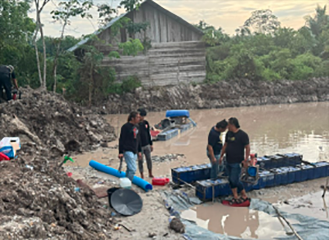 Para tersangka dibekuk di lokasi penambangan emas ilegal/Foto: mediacenter.riau